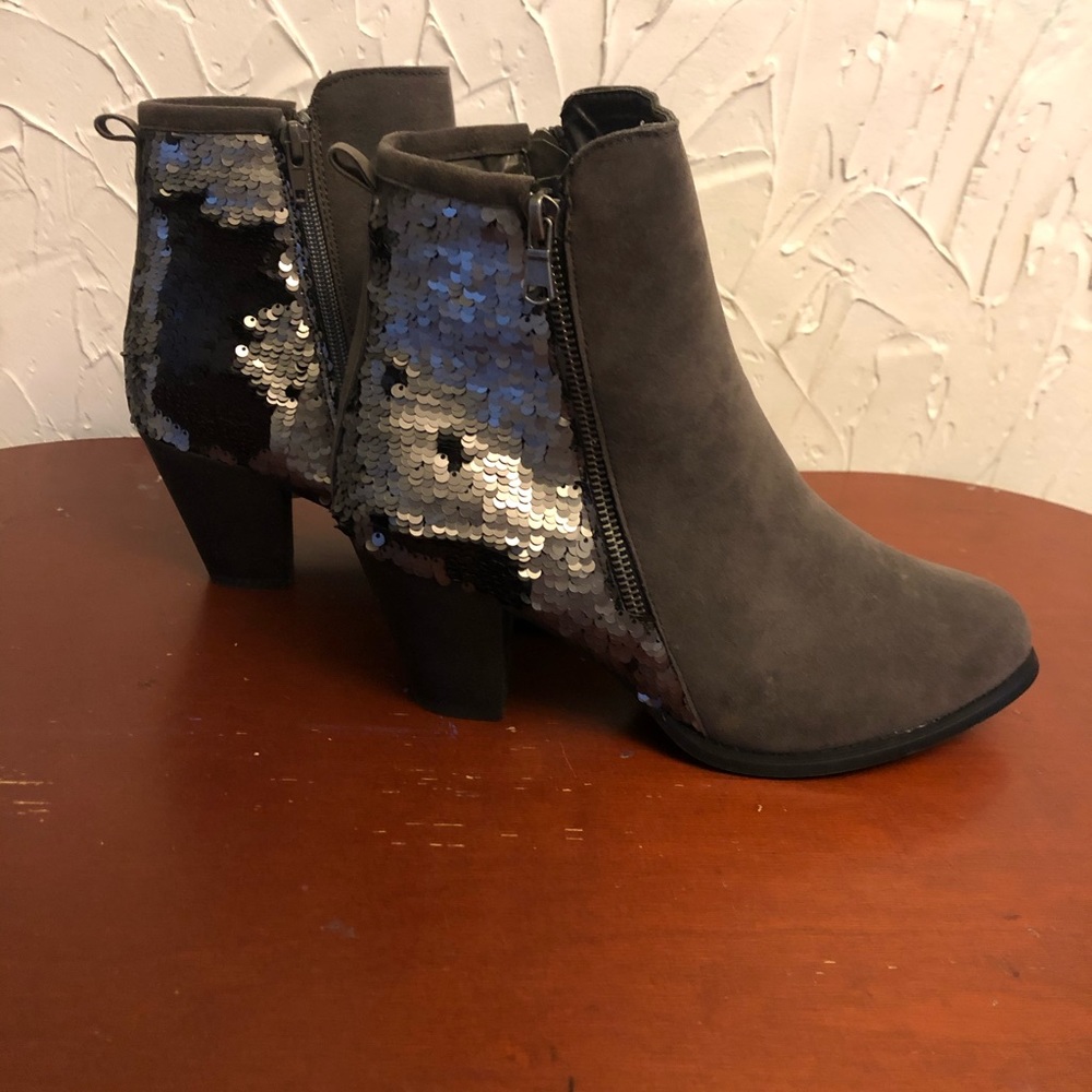 NWT Muk Luk sequin ankle boots